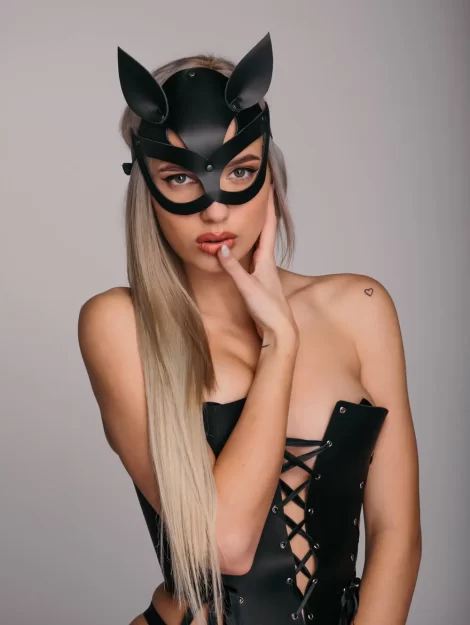 Ръчно изработена черна еротична кожена маска котка с отвори за очите и котешки уши.