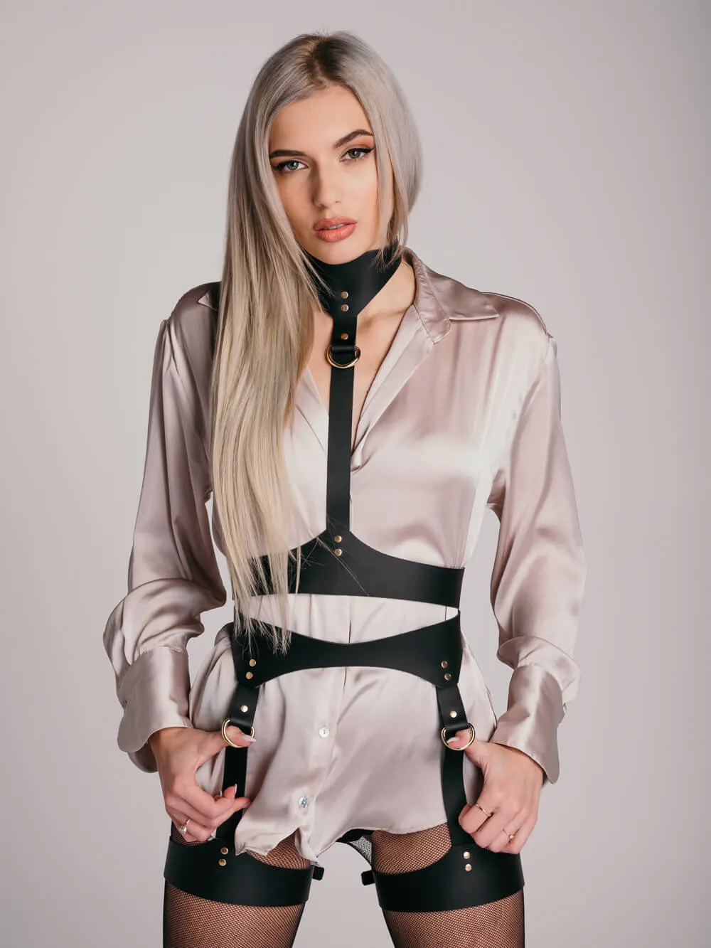 Wide leather choker with an irregular cut combined with a belt.