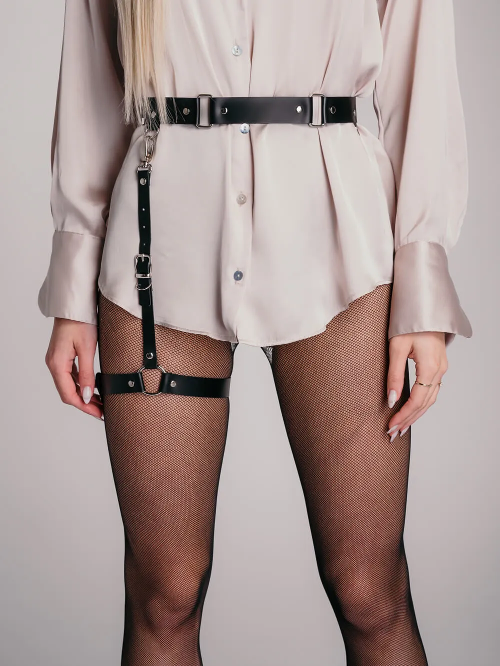 Carmen leather belt with one garter in high-end black genuine leather.