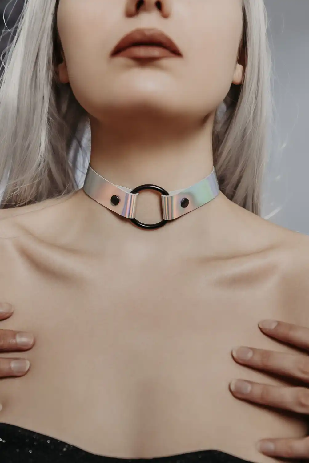 Leather choker necklace with black ring in hologram color.